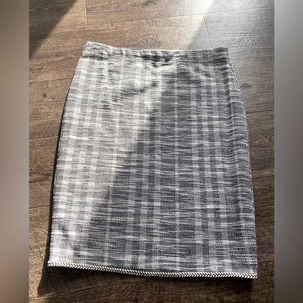 Max Studio Medium Skirt Tweed like Black and White stretch sliming